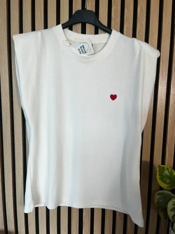 T-shirt blanc à épaulettes cœur rouge