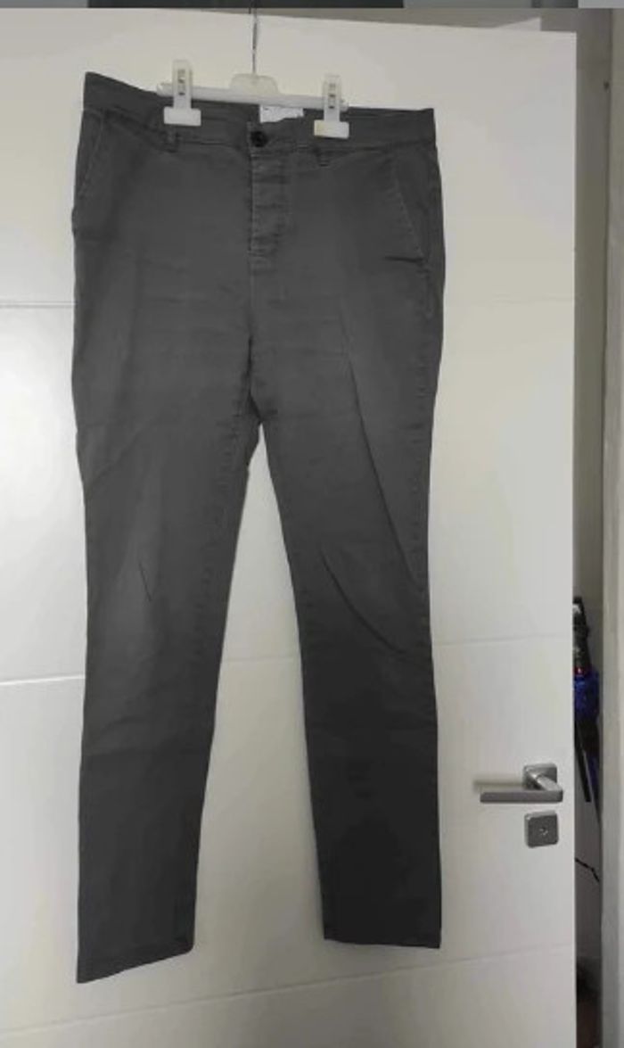Pantalon gris de la marque Asos  Taille W. 33, L. 34.
