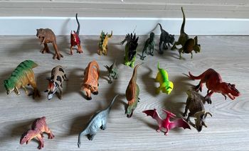Lot de 17 dinosaures et son véhicule