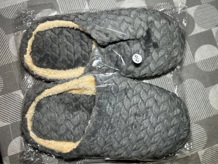 Chaussons gris doux et chauds - Taille 42/43 - photo numéro 3
