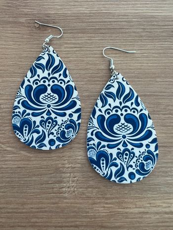 Boucles d’oreilles faux cuir marine et blanc