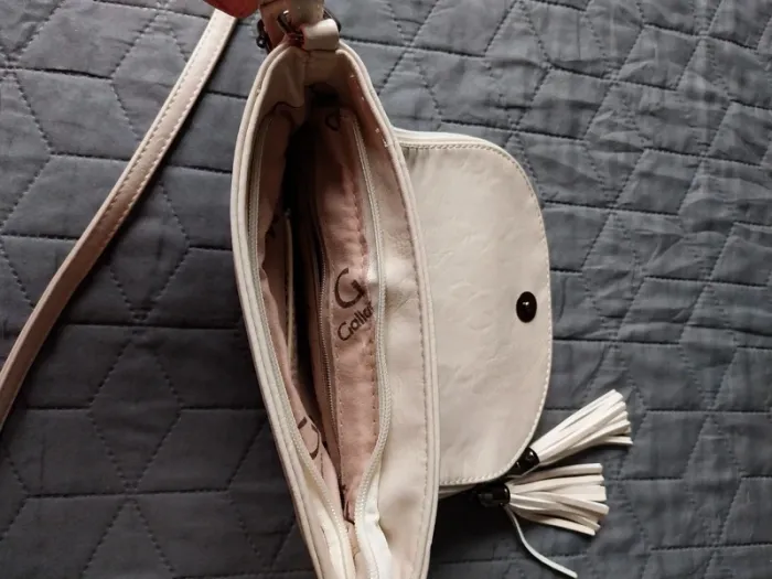 Sac à main/ environ 26 cm X 15 cm. Petite imperfection, voir photo, sinon très bon état. - photo numéro 4