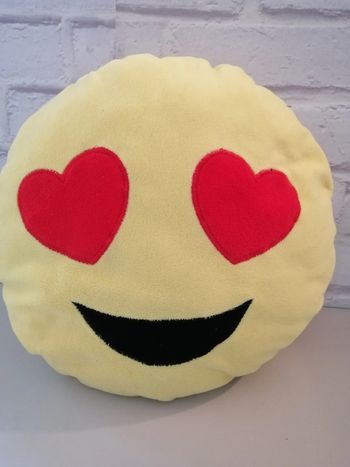 peluche coussin emoji