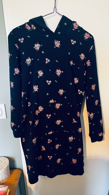 Robe sweat à capuche fleurie