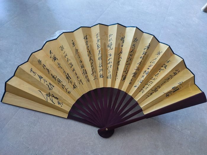 Éventail pliant chinois en bois
