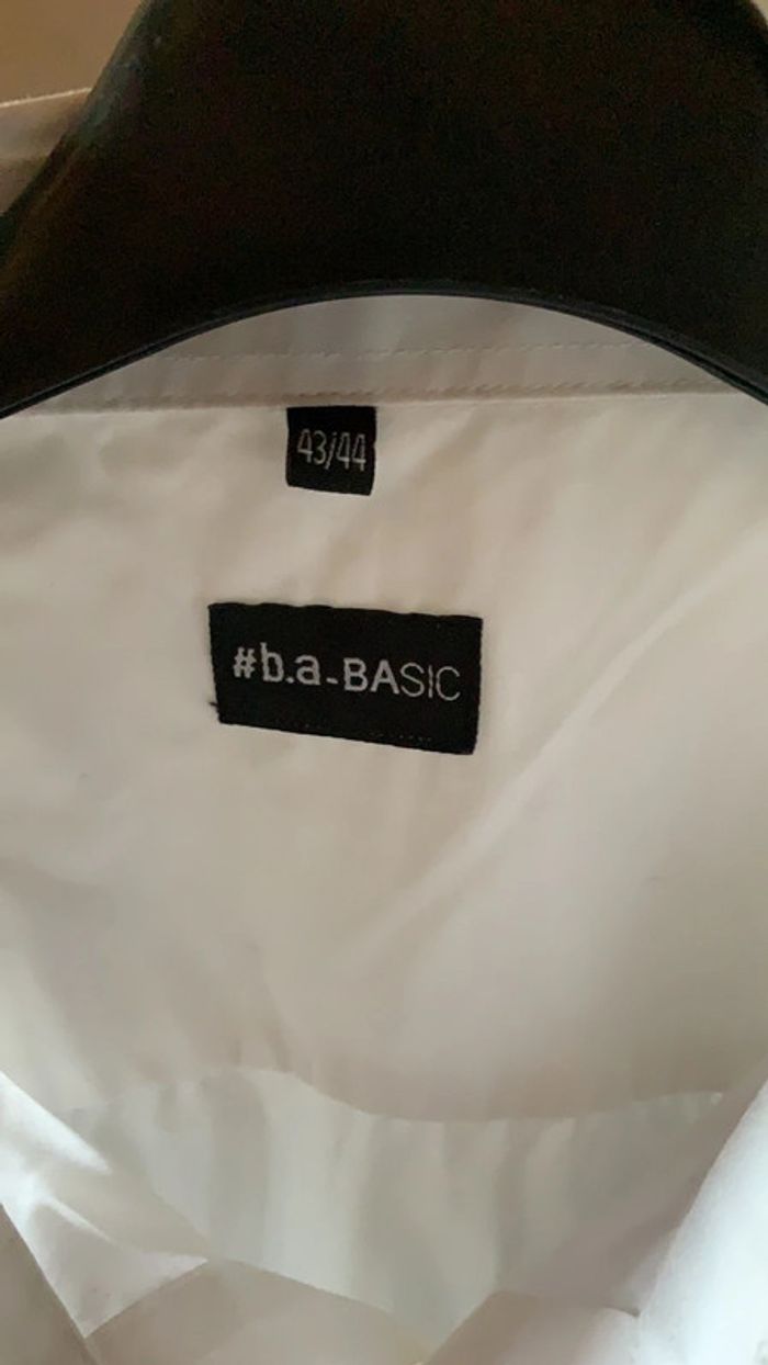 Chemise blanche homme taille 43/44 b.a basic en tres bon état - photo numéro 3
