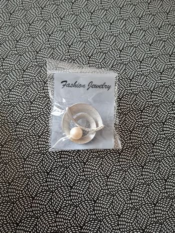 Broche avec perle et strass