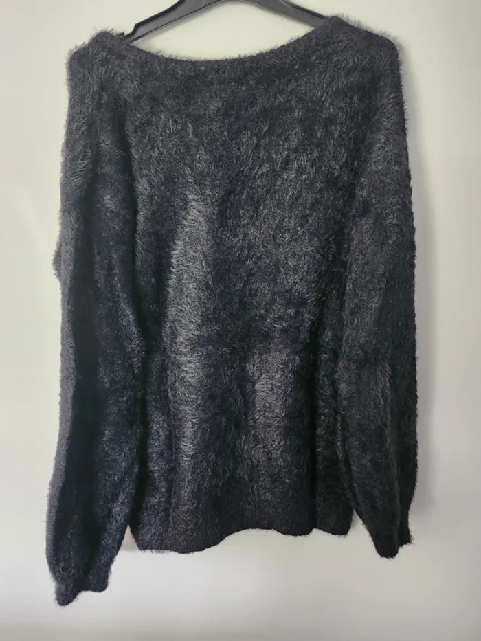 Pull chaud M 38 en laine synthétique noir col V tout doux excellent état - photo numéro 2