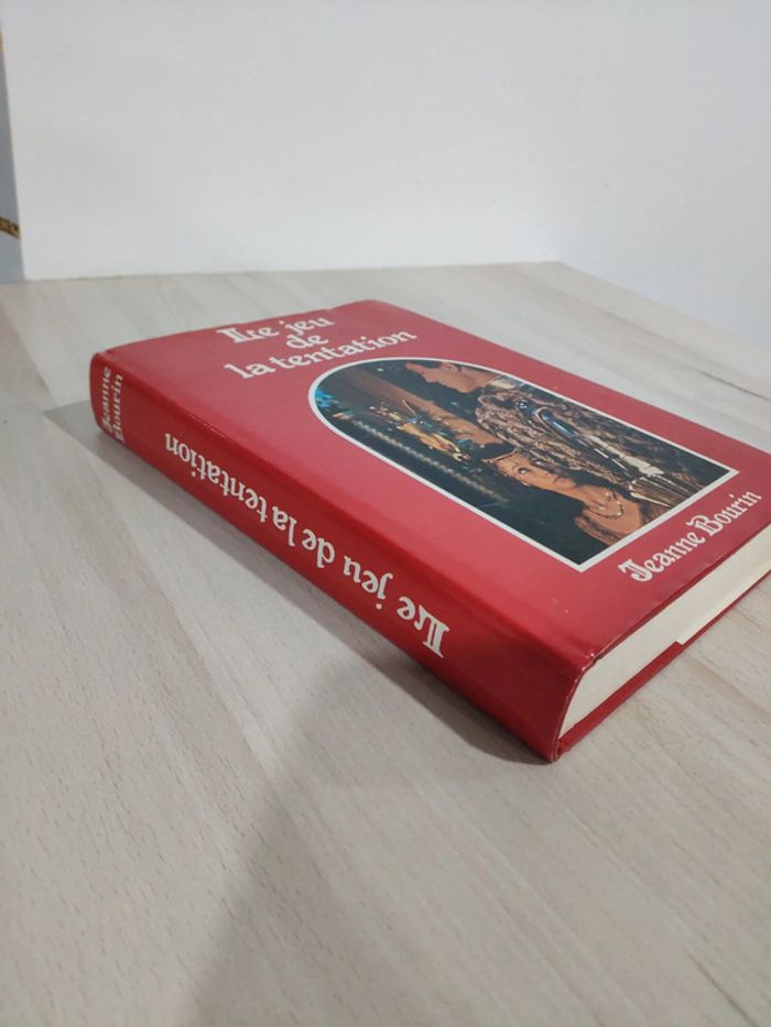 Livre grand format le jeu de la tentation Jeanne Bourin - photo numéro 2