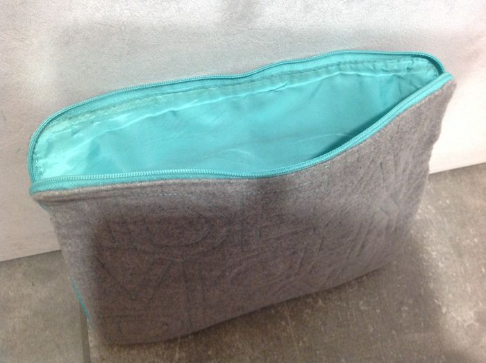 Pochette tablette en feutrine grise - photo numéro 2