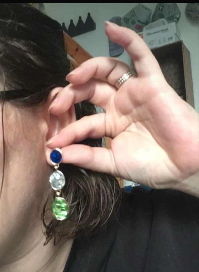 Jolies boucles d’oreilles pendantes NEUVES avec pierres couleurs bleu foncé, blanc et vert - photo numéro 2