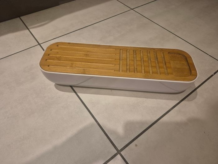 Boite a pain et couteau