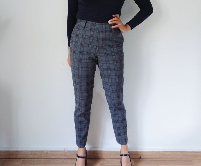 Pantalon droit ajusté gris à carreaux style old school tendance automnal. Taille élastique, 60-63cm matière type lainage. Marque Uniqlo Taille 34 XS
Très bon état - photo numéro 3