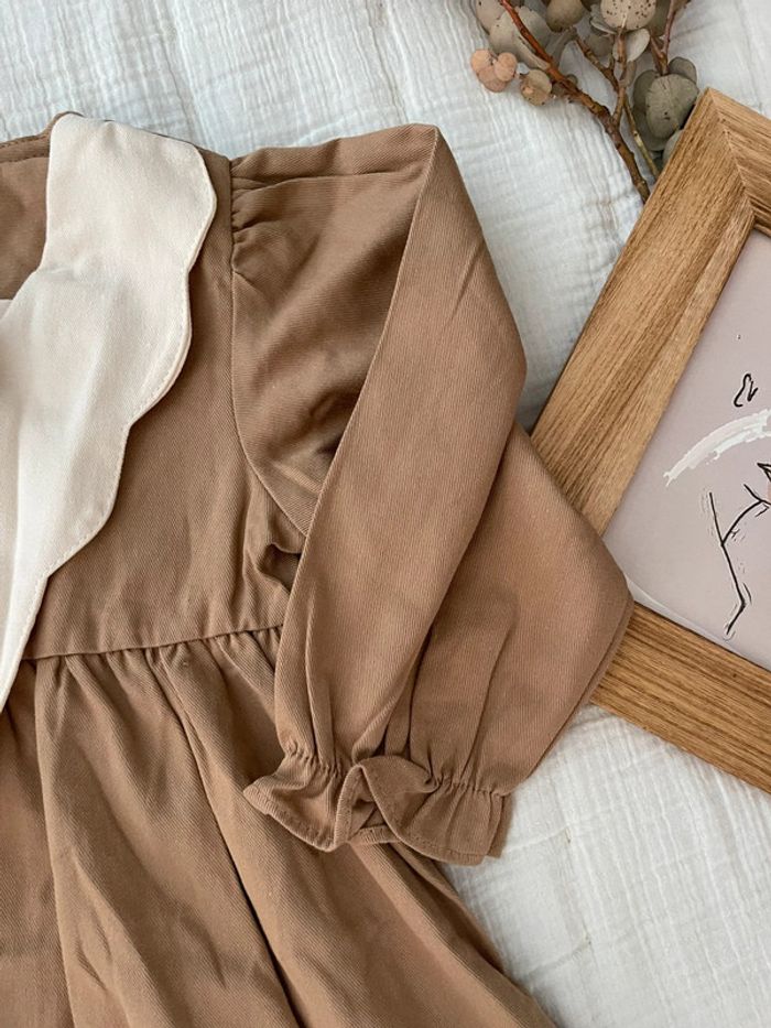 Robe beige col Claudine blanc - Neuve - photo numéro 6