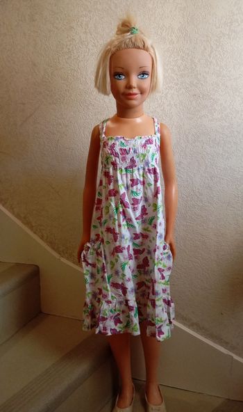 Robe d'été,6! ans ,blanche et imprimé multicouleus  papillons , Tout simplement. Très bon état