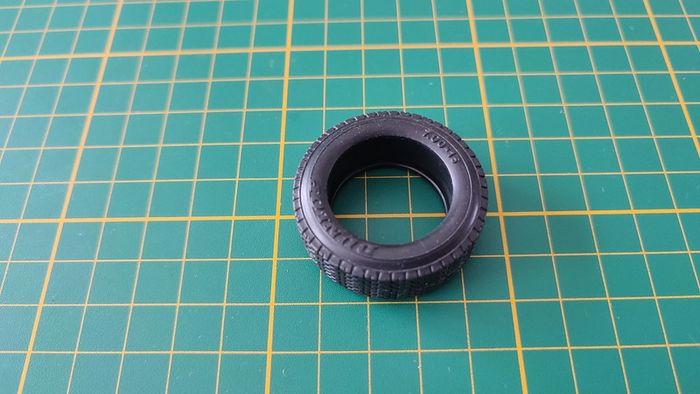 Pneu seul pièce détachée Ferrari gto 1962 miniature maquette 1/18 1/18e Bburago burago #B73 - photo numéro 2