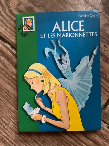 Livre Alice et les marionnettes Caroline Quine
