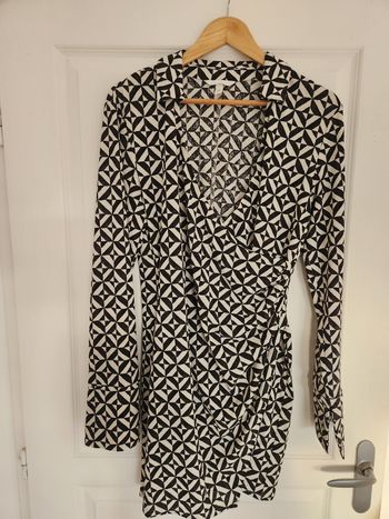 Robe noire et blanc à motifs H&M.
