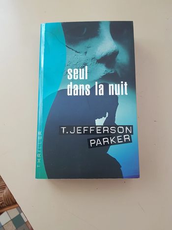 Livre " thriller " seul dans la nuit