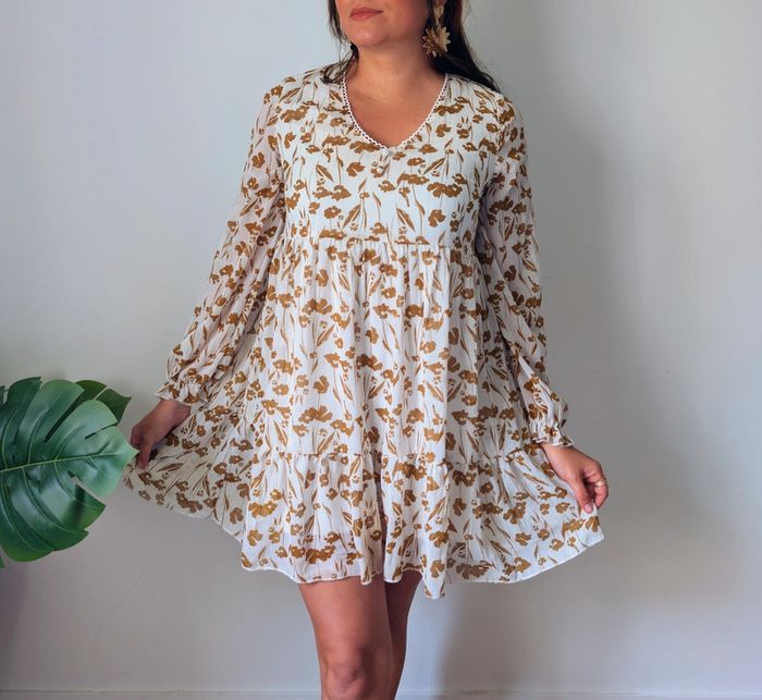 Robe empire ample blanche imprimé fleurs moutarde romantique casual Inspiration Studio Taille 36