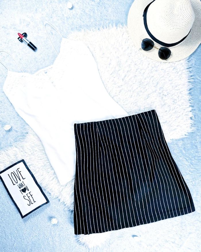 Jupe moulante rayé noire et blanche avec fermeture - T.S ou T.36 🖤 - photo numéro 2