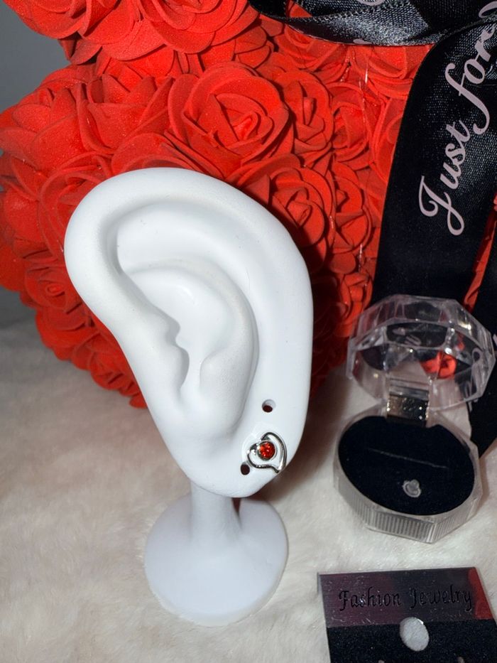 ❤️ Boucles d’oreilles argentées cœur rouge – Élégance et romantisme ❤️