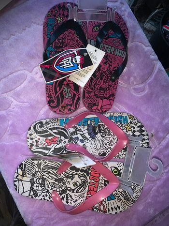 Lot de 2 paires de Tong monster high taille 36/37 , neuve