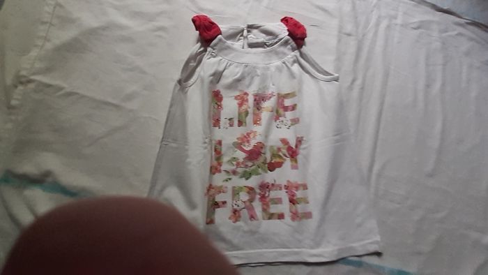 Débardeur blanc motif lettres et oiseaux multicolore avec strass