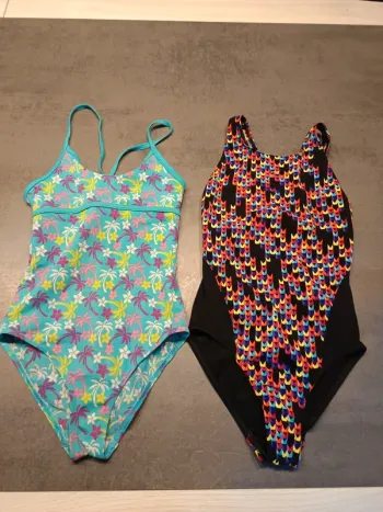 Vends lot de 2 maillots de bain 1 pièce nabaiji et tribord taille 10 ans.