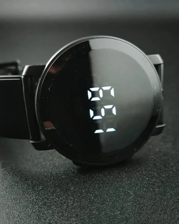 Montre digitale noire, taille infini - photo numéro 3