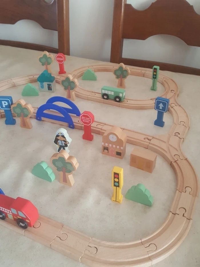 Circuit en bois 60 pièces - photo numéro 5