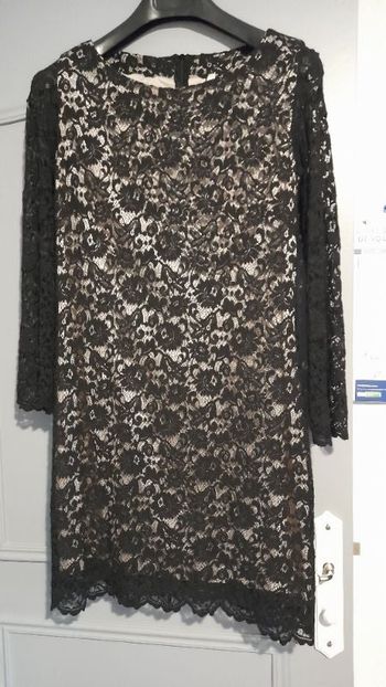 Robe  de fête noire dentelle fond de robe saumon  fermeture dans le dos