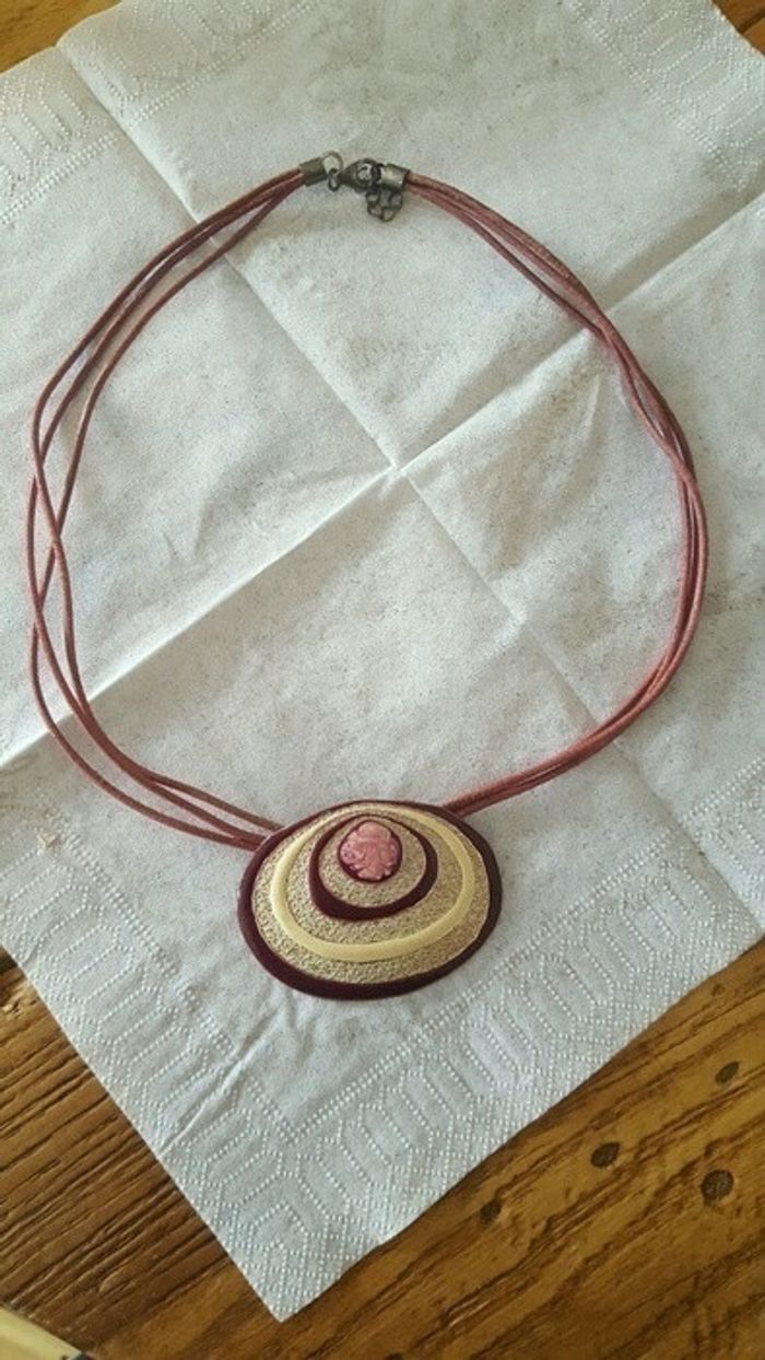 Collier fushia