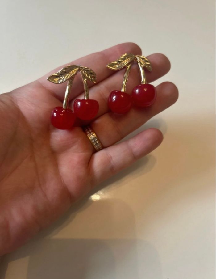 Boucles d’oreilles NEUVES forme de cerises couleurs doré et rouge