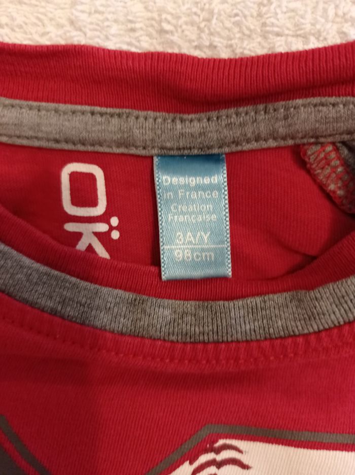 Manches longues avec devant marquer 96 en gros chiffre devant le pull marque Okaïdi âge 3 ans 98 cm couleur rouge et gris - photo numéro 3