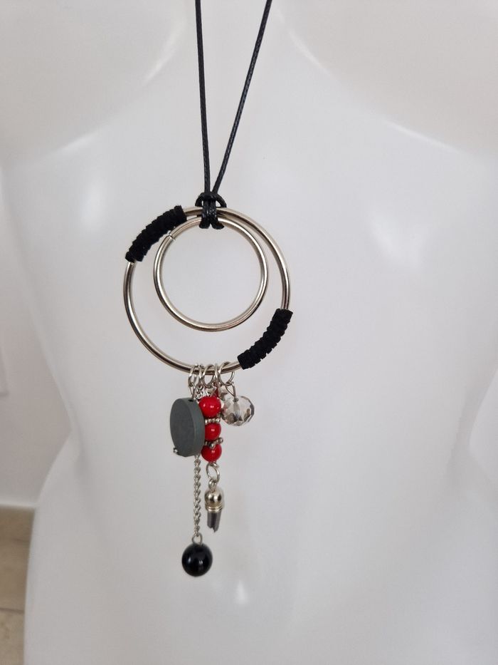 Collier long avec diverses décorations - photo numéro 4