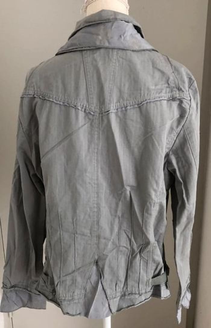 Veste légère, marque Voodoo, motifs dorés, grise, neuve, taille 40 - photo numéro 3