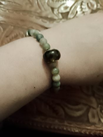 bracelet en turquoises amazonites,perles de verre verte foncée et argent tibétain artisanal.
