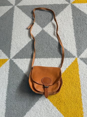 Petit sac à bandoulière en cuir couleur marron clair