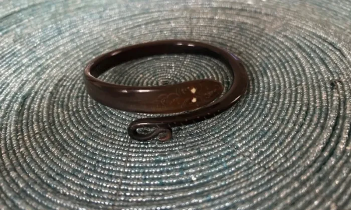 Bracelet jonc antique français en forme de serpent en corne sculptée