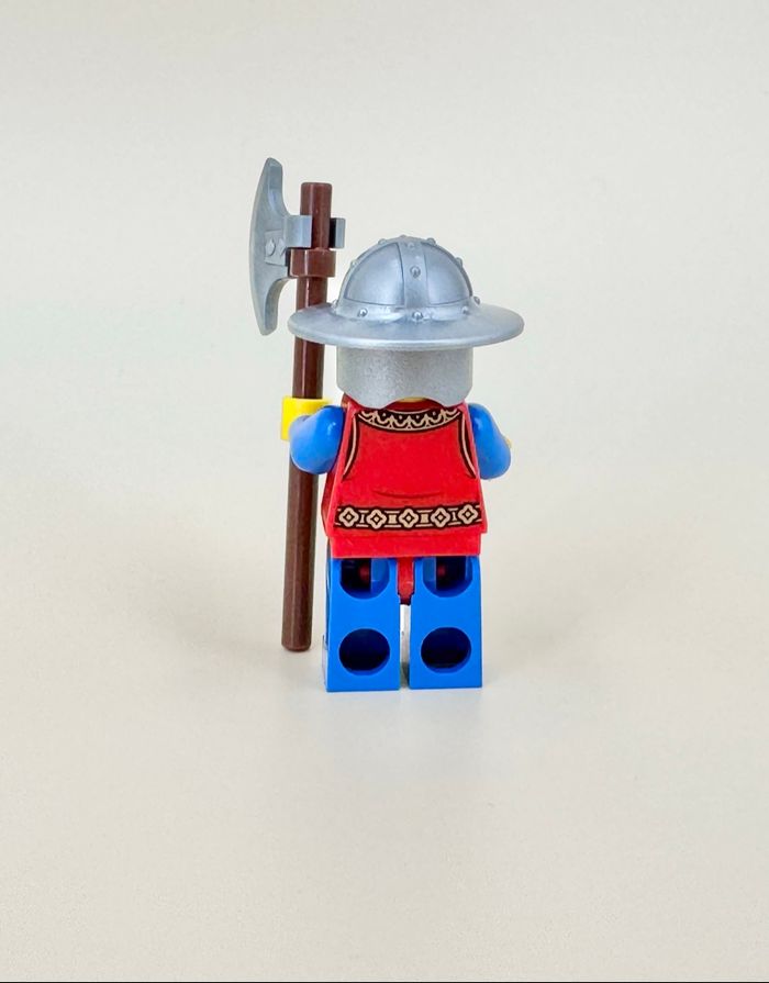 Lego Figurines Castle : Soldat Lion Knight, visage double expression, armé de sa longue hache - NEUF - photo numéro 5