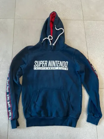 Sweat Super nintendo, bon état mais il y a des bouloches, taille S