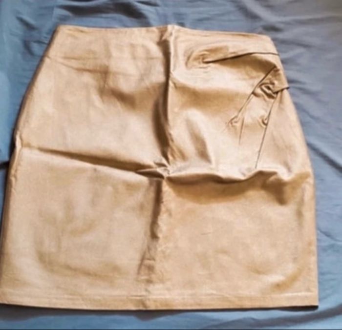 Jupe pour femme NEUVE avec étiquette taille 36 couleur doré - photo numéro 3