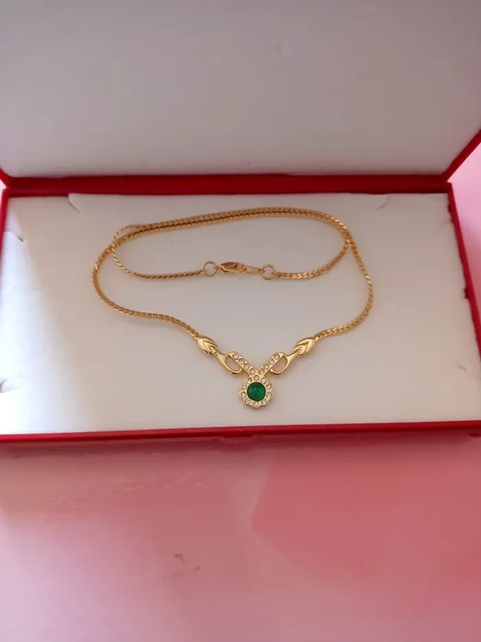 Collier doré et pierre verte