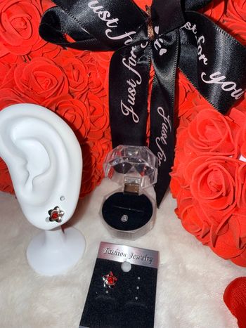 🌺 Boucles d’oreilles argentées fleur rouge – Élégance et éclat 🌺