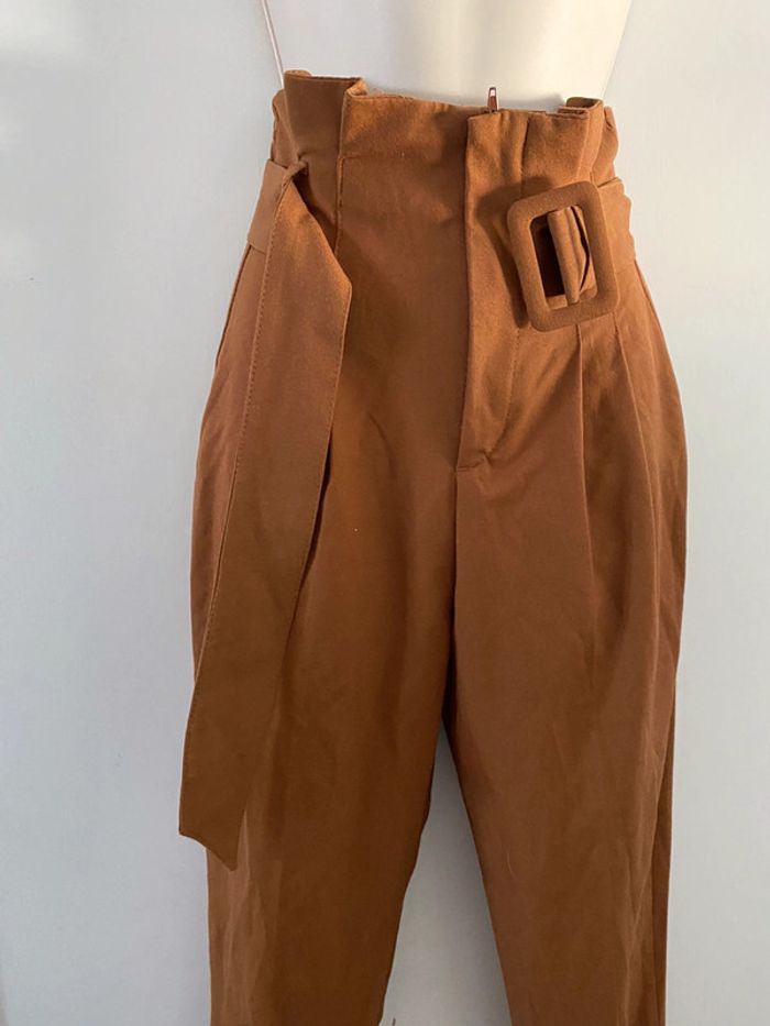 Bershka pantalon t 32  taille haute entre  marron moutarde des photos représentent bien la couleur - photo numéro 16
