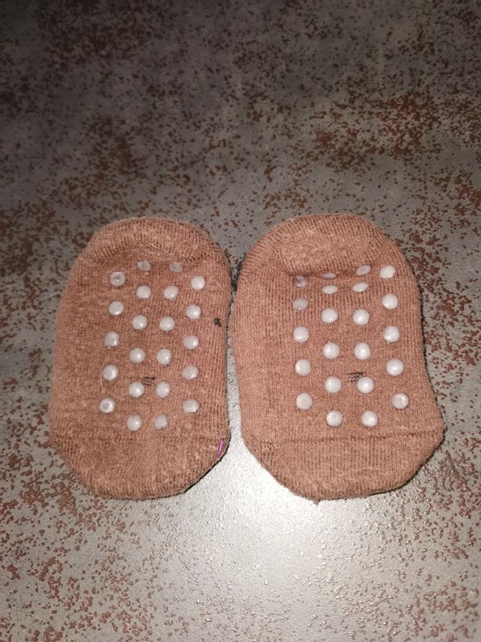 Chaussons anti-dérapants bébé 6/12 mois neufs - photo numéro 2
