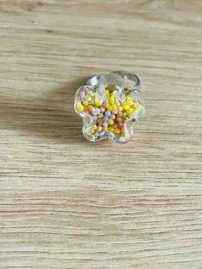 Bague ajustable forme fleur colorée