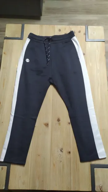 Jogging femme de marque "under armour" noir et blanc
