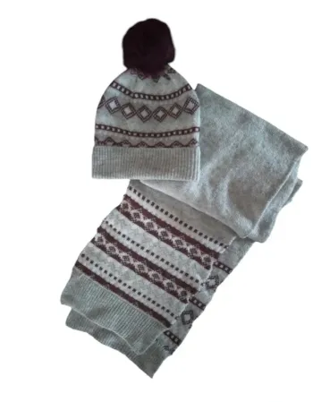 Bonnet à ponpon + écharpe  bordeaux et gris